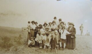 1930s | Kew Beach | Mother's friendly picnic